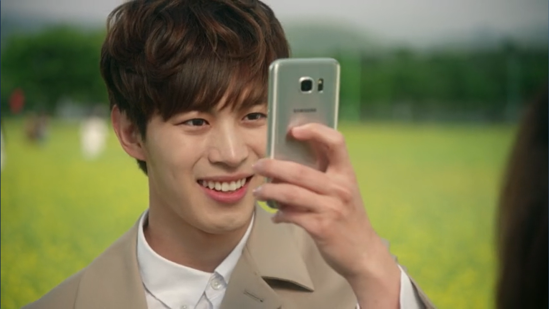 Wednesday 3:30 PM Yoon Jae-won taking a picture of Seon Eun-woo