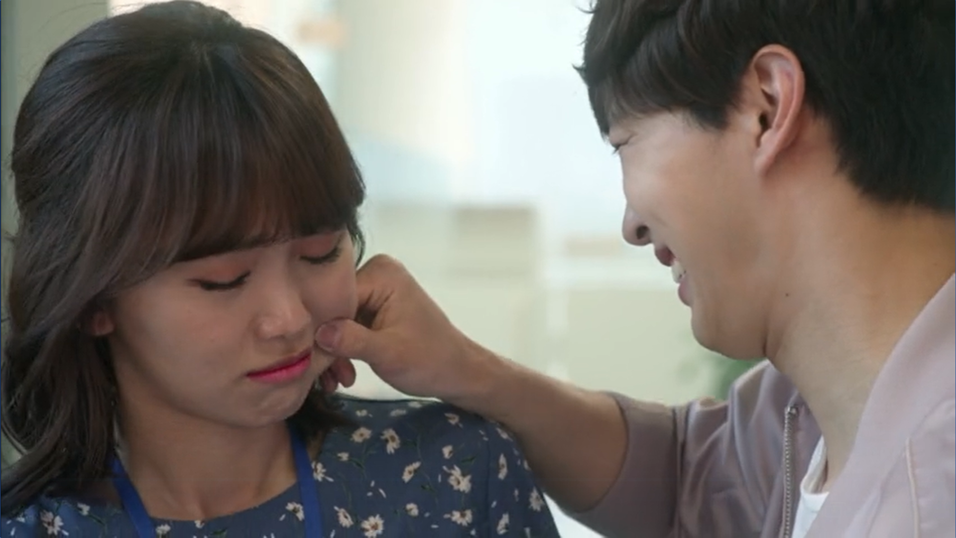 Wednesday 3:30 PM Seon Eun-woo and Yoon Jae-won pinching her cheek