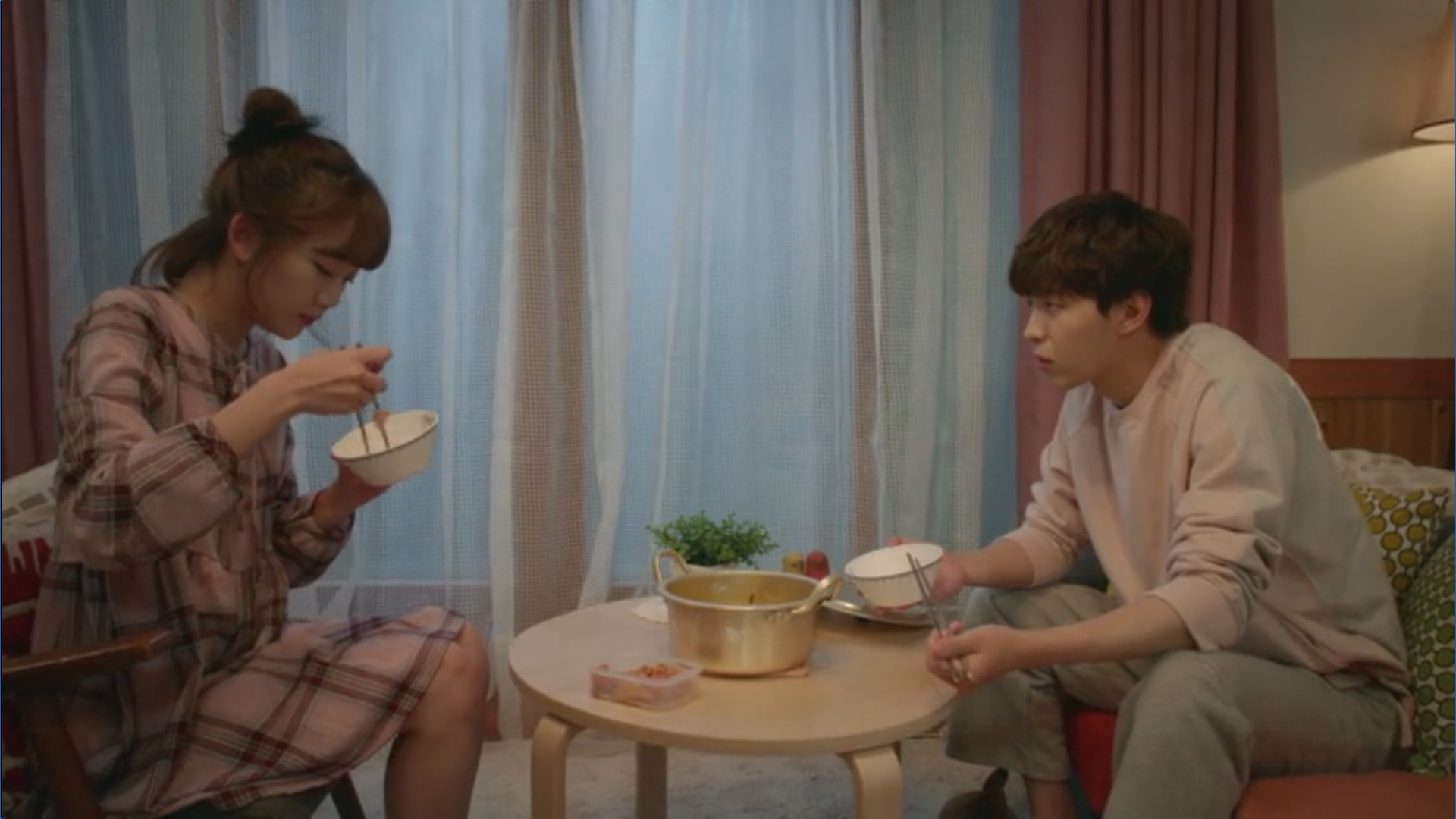 Wednesday 3:30 PM Seon Eun-woo and Yoon Jae-won having ramen