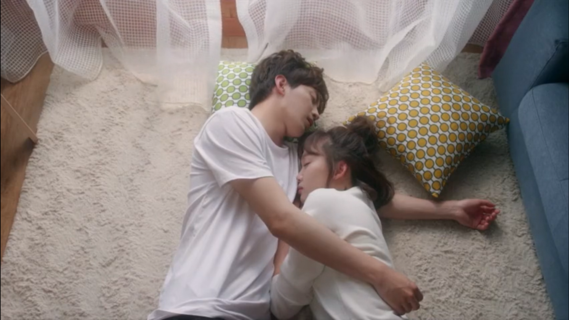 Wednesday 3:30 PM Seon Eun-woo and Yoon Jae-won hugging and sleeping