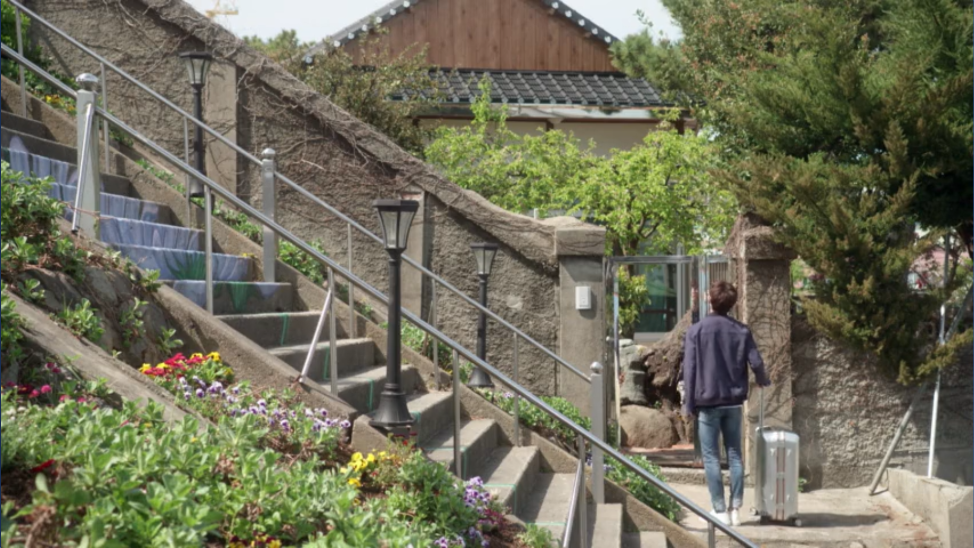 Wednesday 3:30 PM Yoon Jae-won moving out with luggage