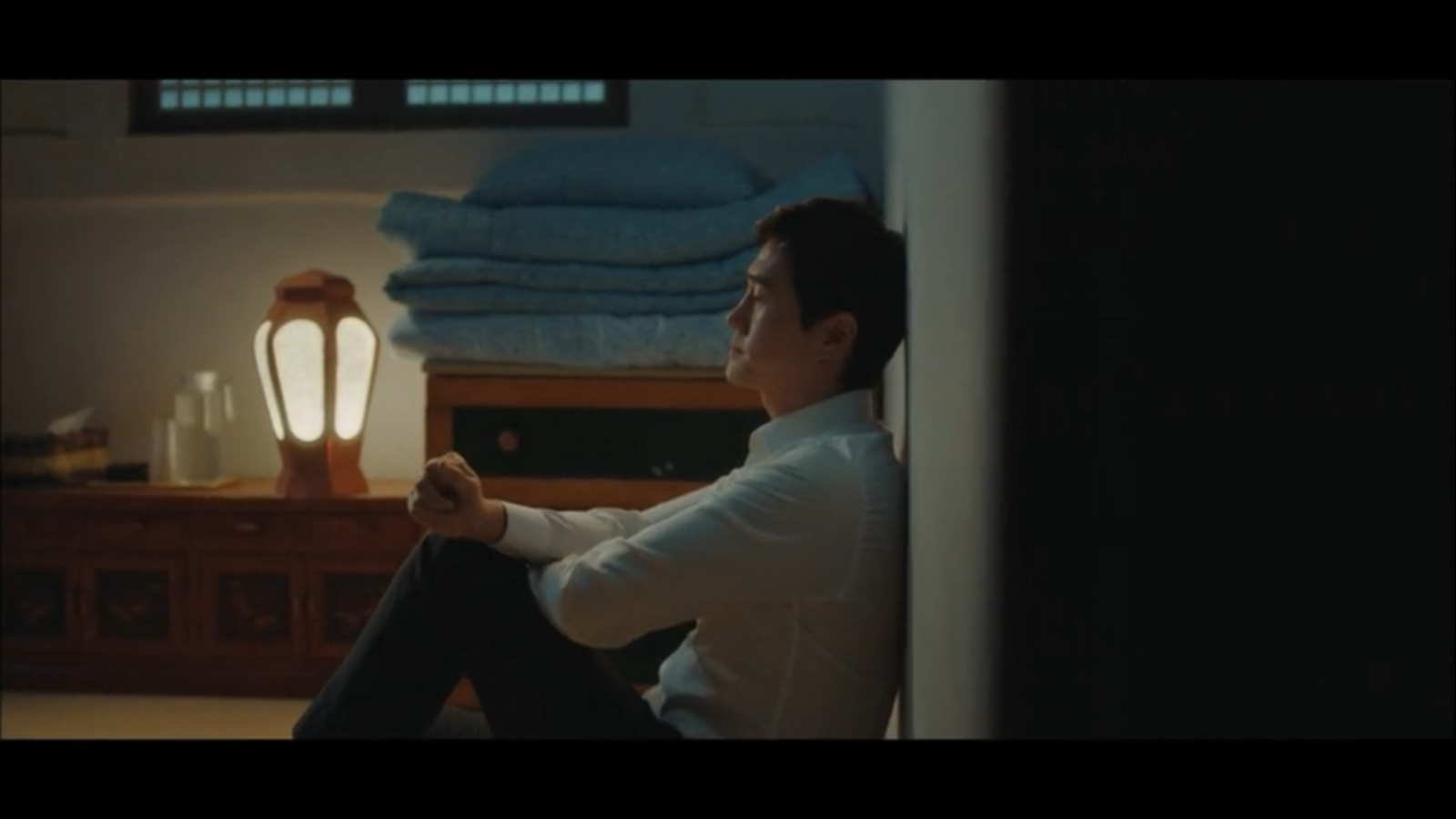 When My Love Blooms Episode 2 Han Jae-hyeon and Yoon Ji-soo sitting in room
