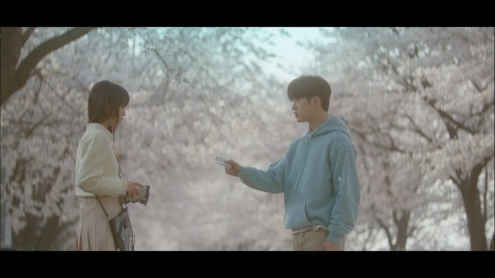 When My Love Blooms Episode 2 Han Jae-hyeon getting tape from Yoon Ji-soo