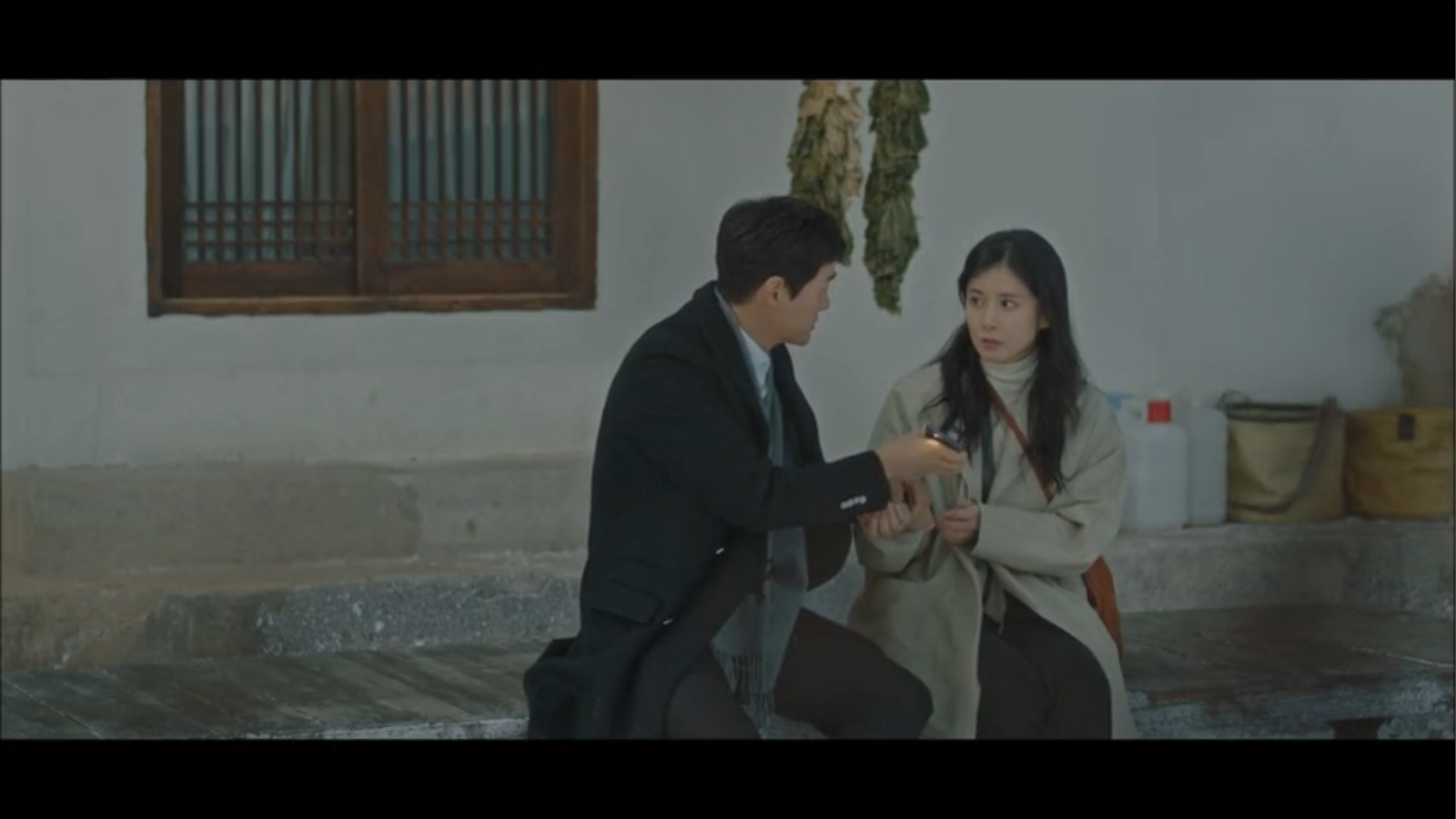 When My Love Blooms Episode 2 Han Jae-hyeon getting splinter for Yoon Ji-soo