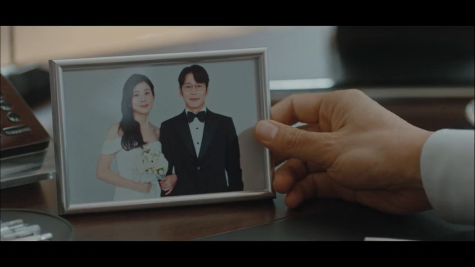 When My Love Blooms Episode 2 Yoon Ji-soo and Lee Se-hoon wedding photo