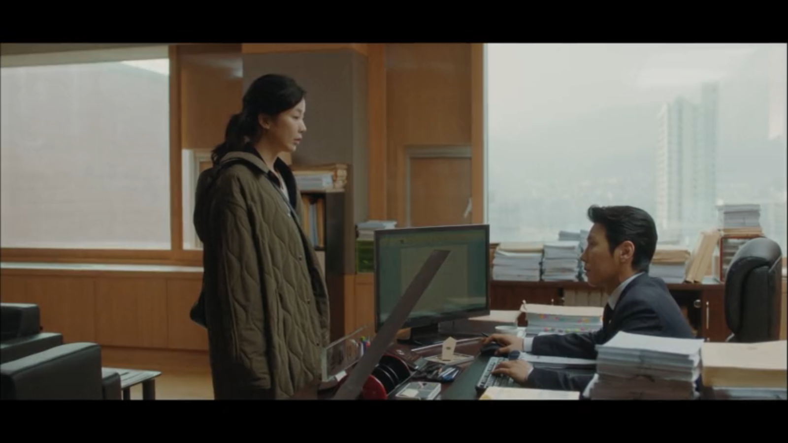 When My Love Blooms Episode 2 Yoon Ji-soo talking to Lee Se-hoon in office